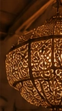 De gouden details van een handbewerkte lamp