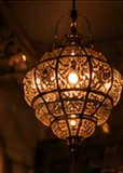 Een fijn bewerkte, goudkleurige hanglamp